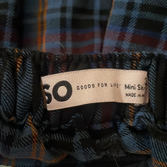 Cute plaid mini skirt with shorts. Good for back to school vibes - Picture 3 of 3